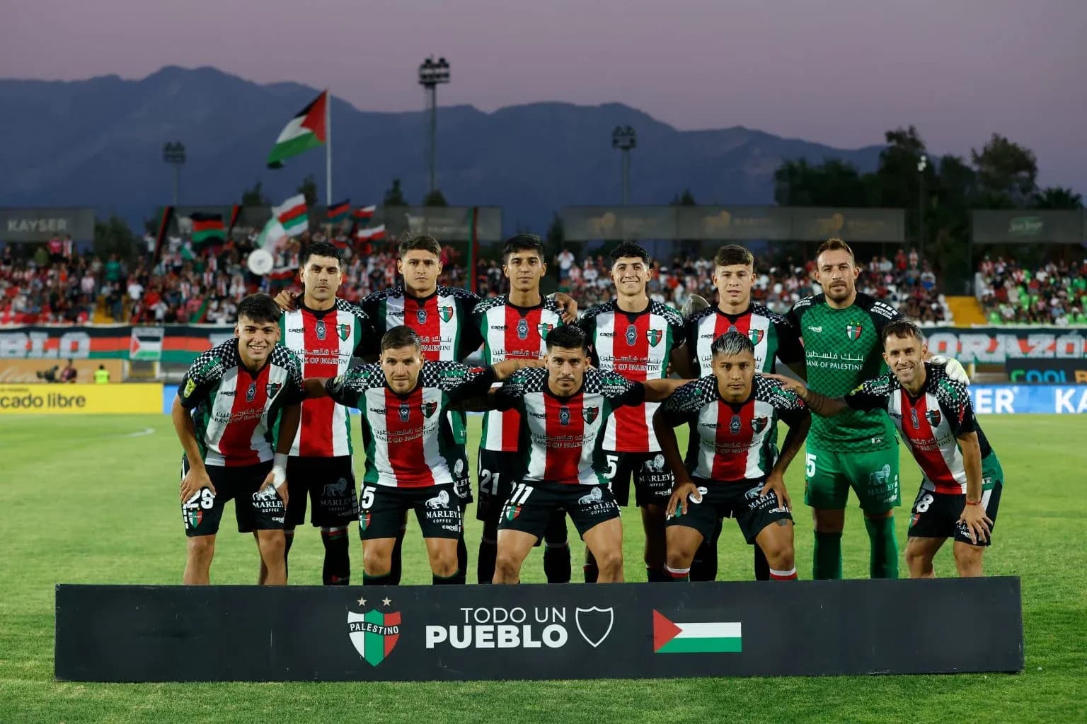 Plantel de Palestino antes del partido