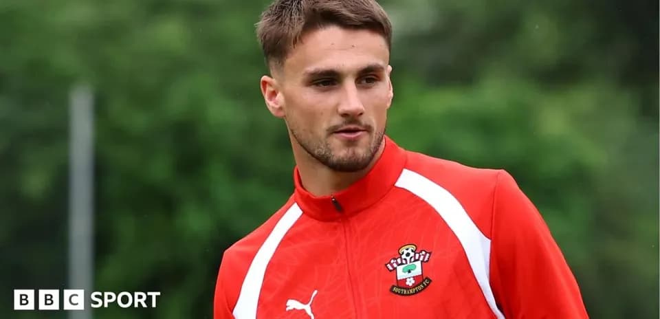 Jugador entrenando con camiseta de Southampton FC