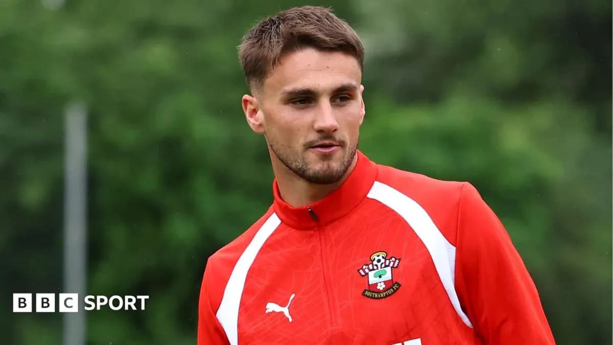 Jugador entrenando con camiseta de Southampton FC