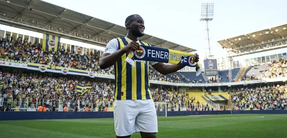 Jugador de Fenerbahçe con bufanda en estadio