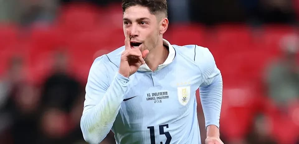 Jugador celebrando con gesto de silencio durante partido