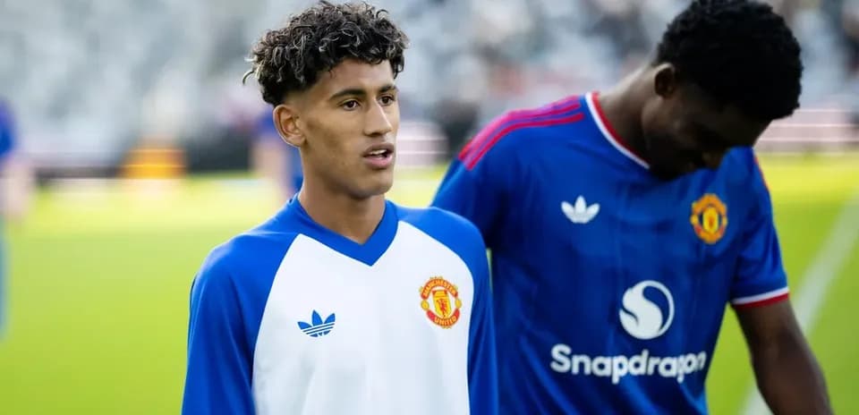 Jugadores de Manchester United en el campo de entrenamiento