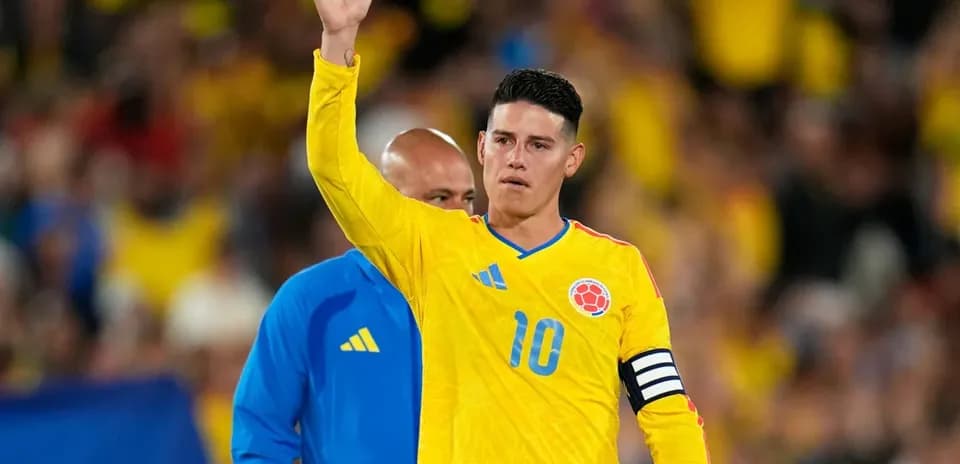 Jugador colombiano saludando al público en el partido
