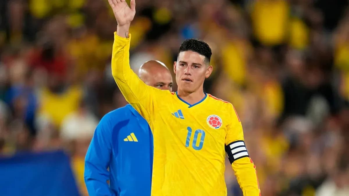 Jugador colombiano saludando al público en el partido