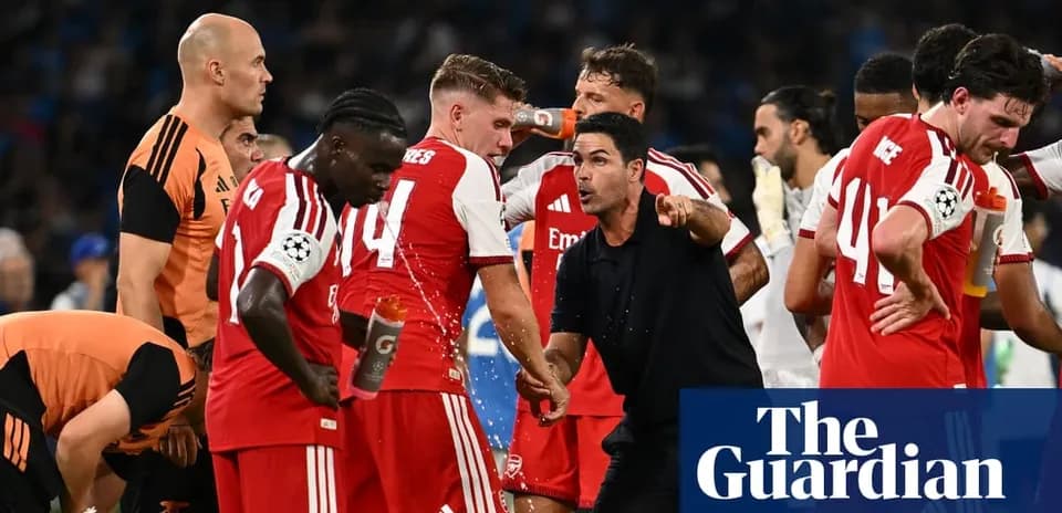 Entrenador hablando con jugadores de Arsenal durante descanso