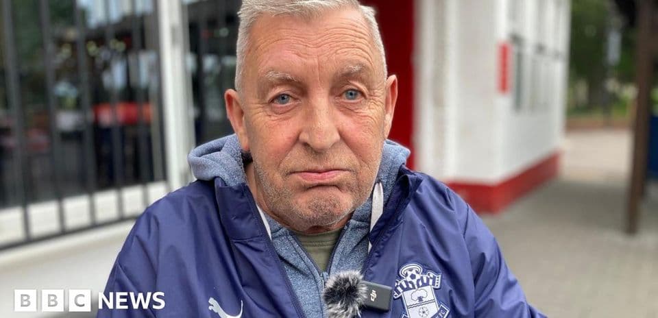 Hombre con chaqueta de Southampton sentado al aire libre