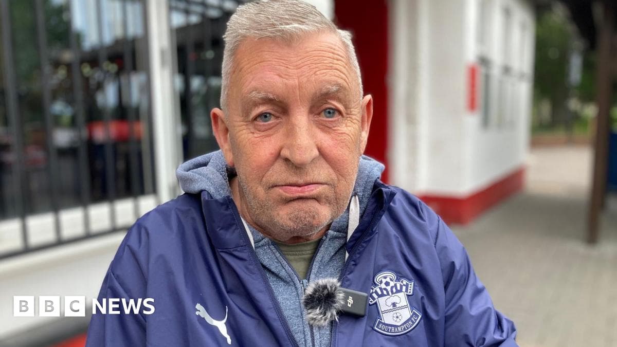 Hombre con chaqueta de Southampton sentado al aire libre