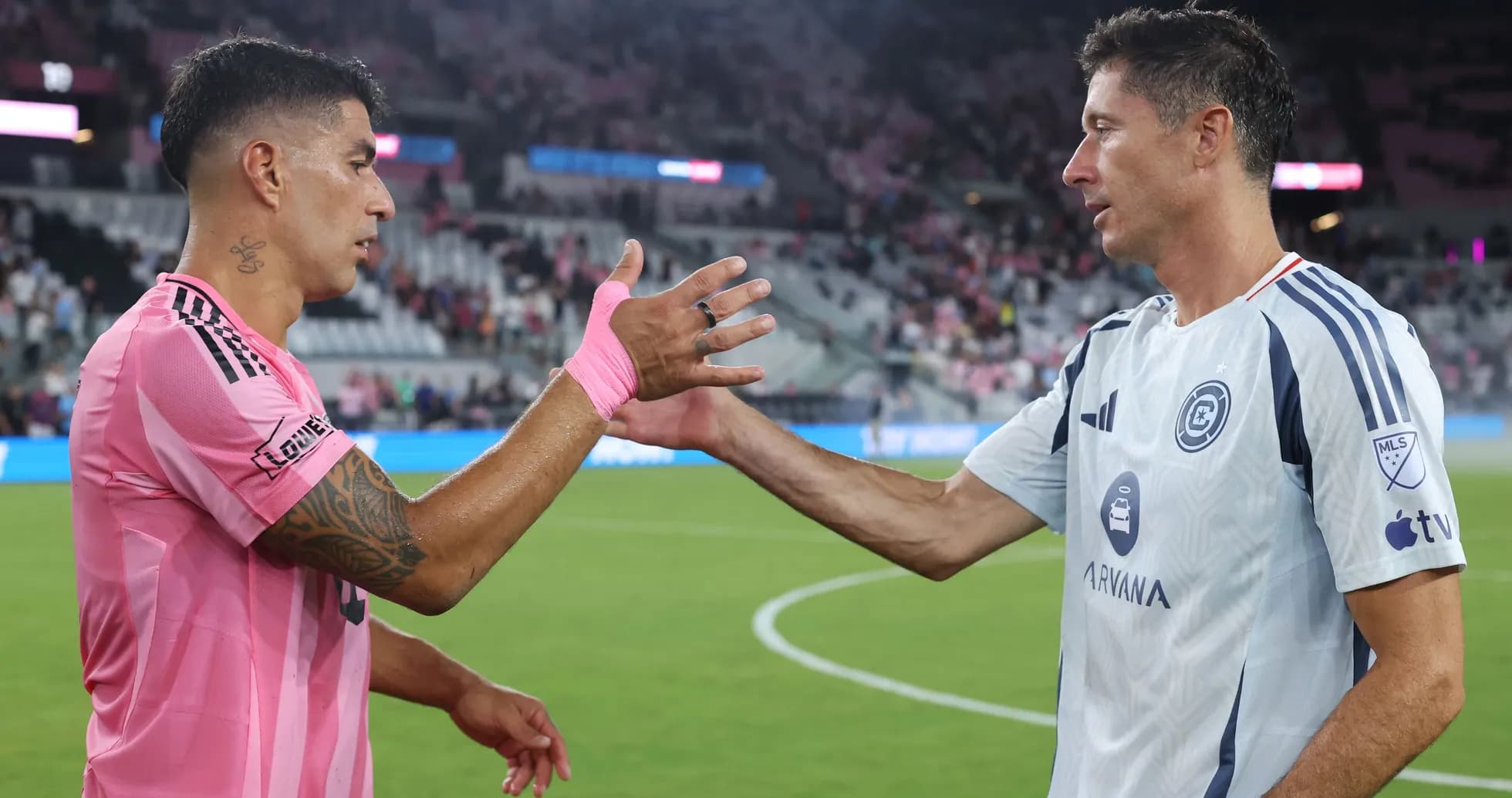 Jugadores saludándose después del partido de fútbol