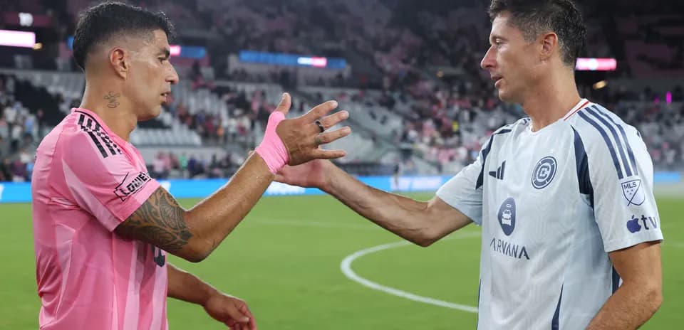 Jugadores saludándose después del partido de fútbol