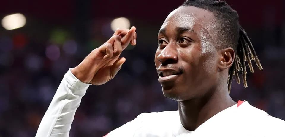 Jugador celebrando con un gesto de saludo