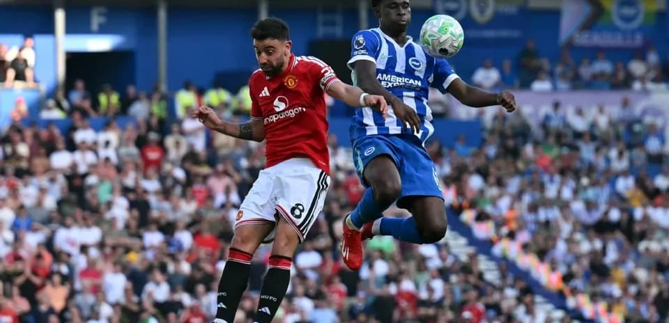 Jugador de Manchester United y Brighton en acción aérea