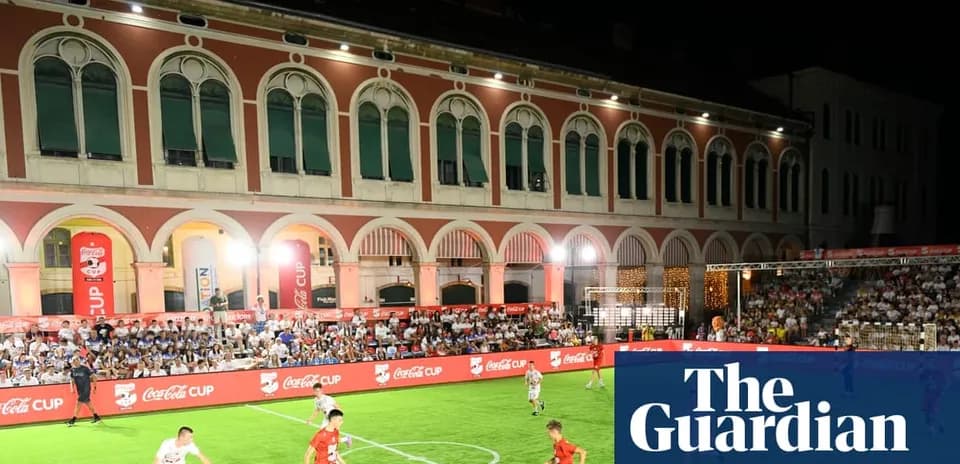 Partido de fútbol en la Coca-Cola Cup nocturna