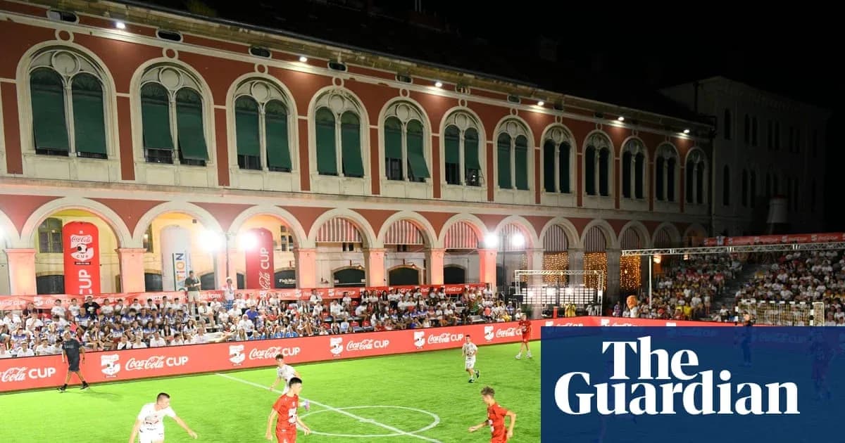 Partido de fútbol en la Coca-Cola Cup nocturna