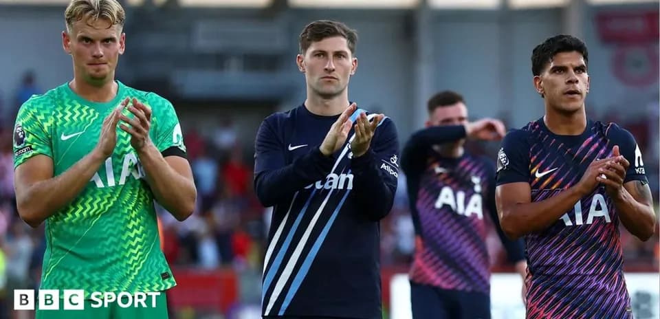 Jugadores de Tottenham aplaudiendo al público