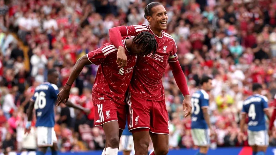 Jugadores de Liverpool celebrando en el estadio