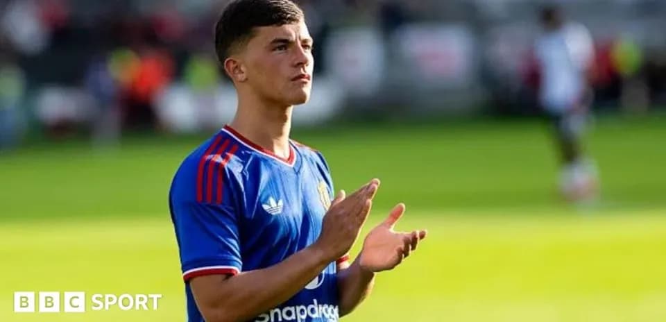 Jugador aplaudiendo en el campo de fútbol