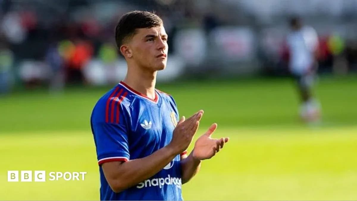 Jugador aplaudiendo en el campo de fútbol
