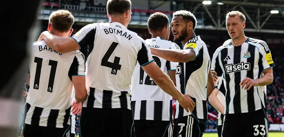 Jugadores de Newcastle celebrando un gol juntos