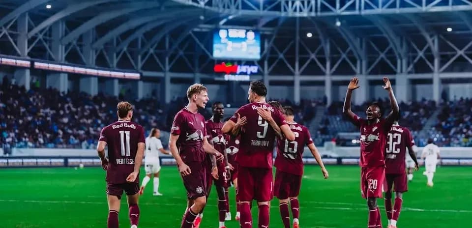 Jugadores de Red Bull Salzburg celebrando un gol