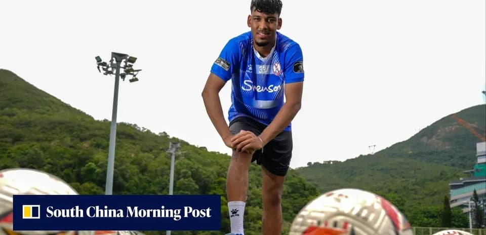 Jugador de fútbol posando en campo de entrenamiento