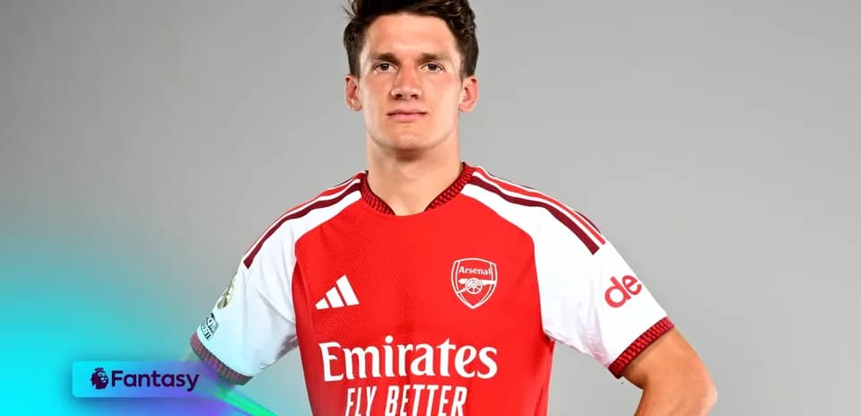 Jugador del Arsenal posando con camiseta roja