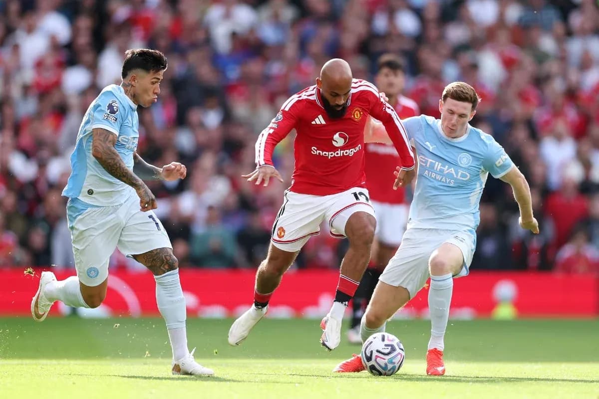 Jugadores de Manchester United y Manchester City luchando por el balón