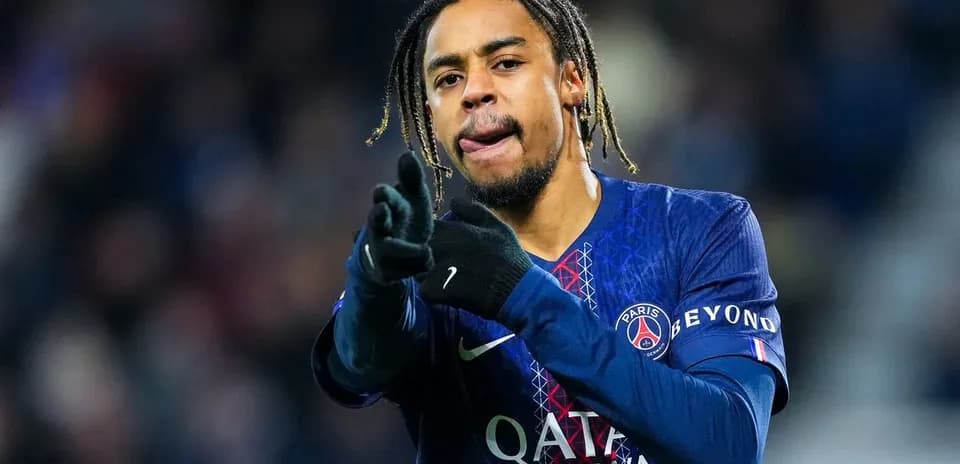 Jugador del PSG señalando durante un partido
