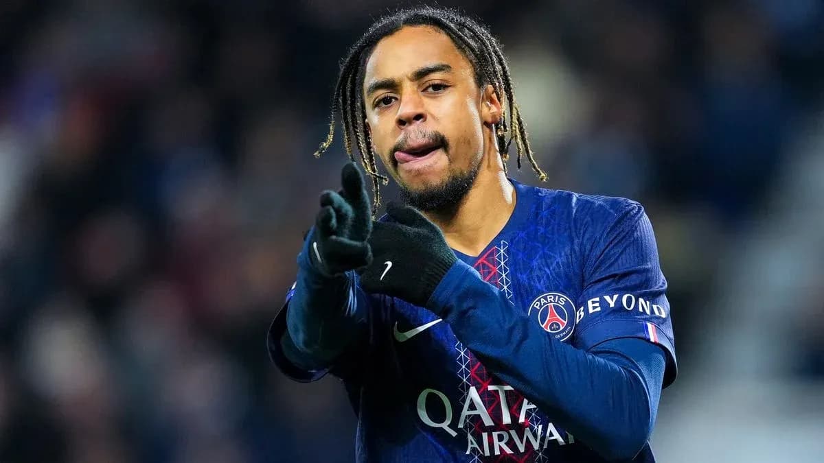 Jugador del PSG señalando durante un partido