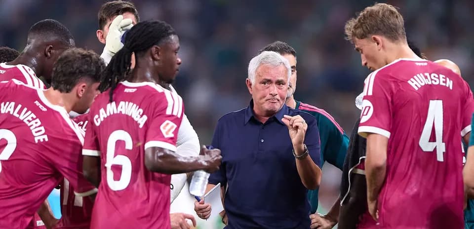 José Mourinho hablando con su equipo durante un descanso