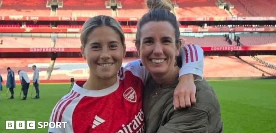 Dos jugadoras de Arsenal posando en el estadio