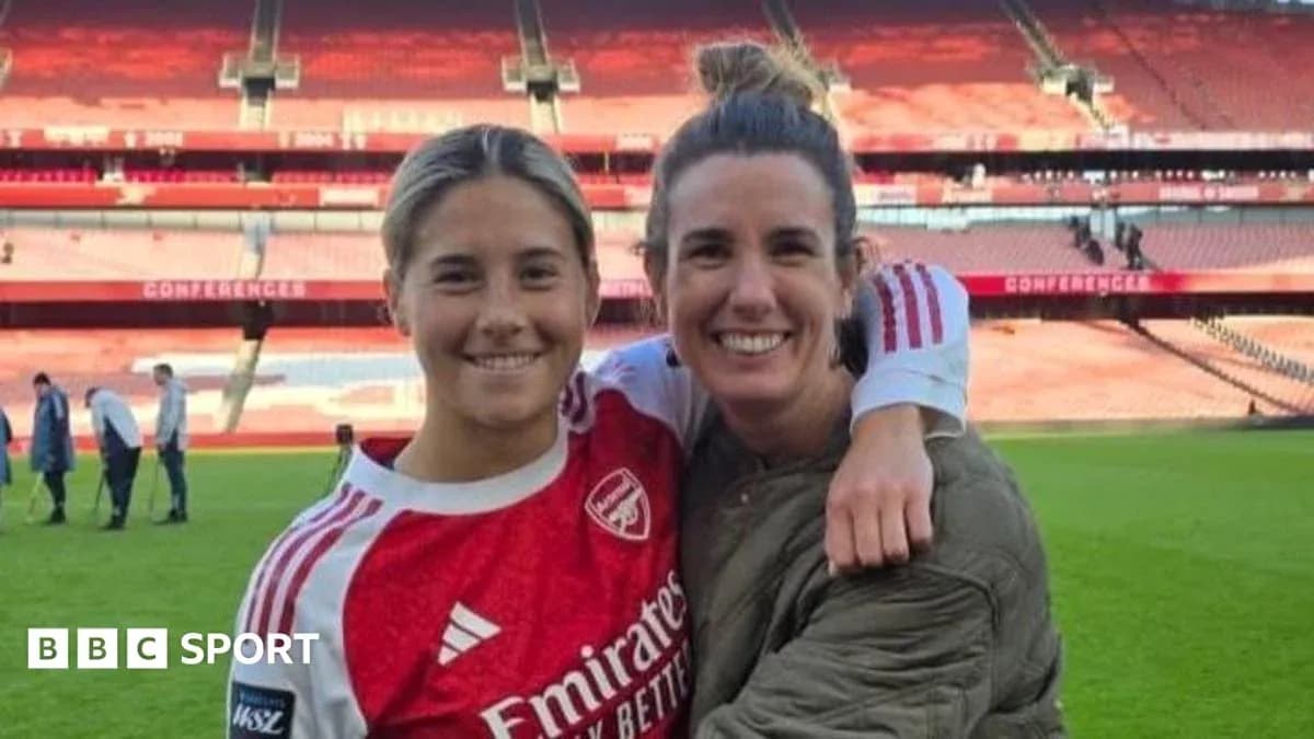 Dos jugadoras de Arsenal posando en el estadio