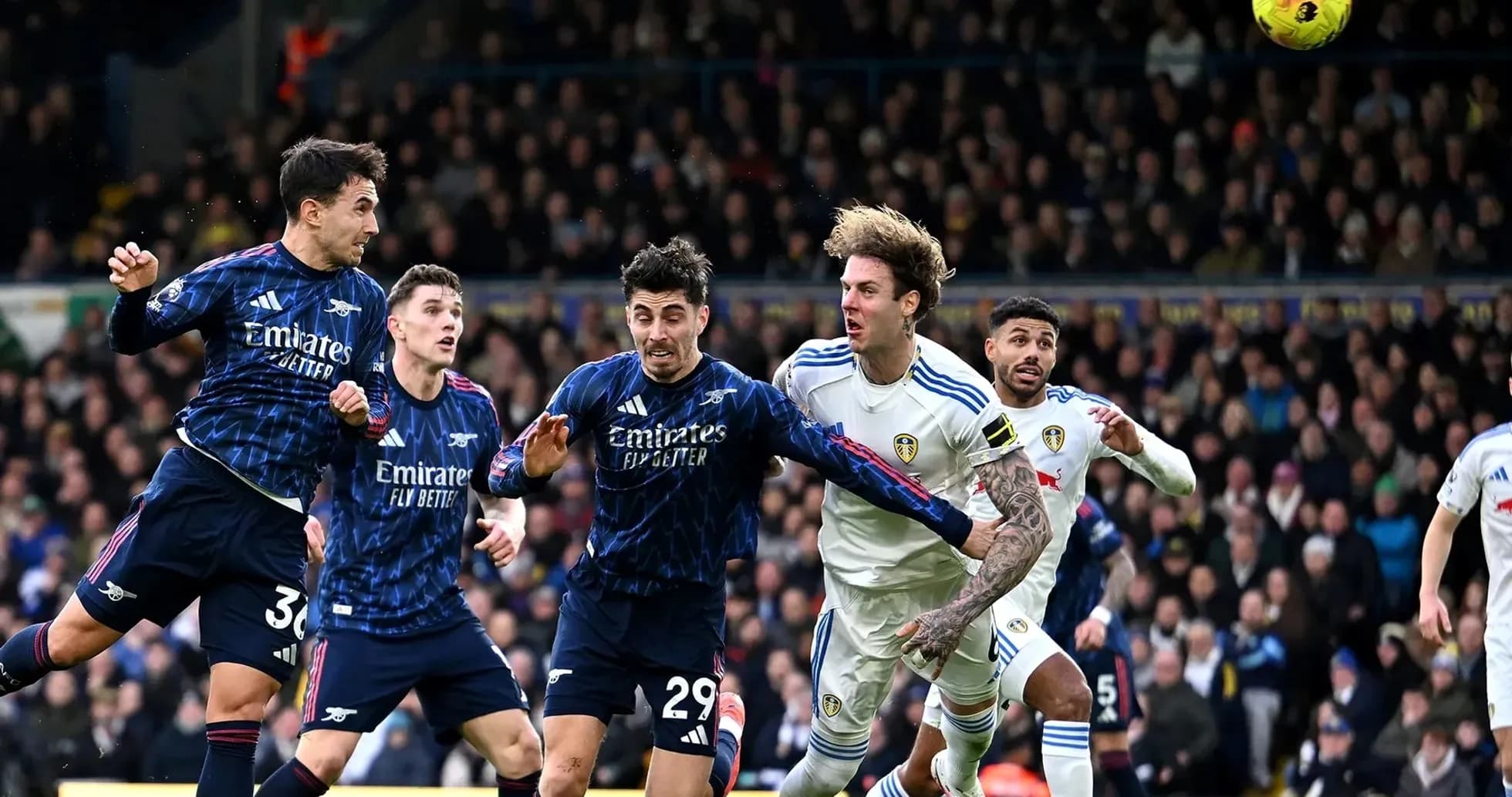 Jugadores de Arsenal y Leeds en acción