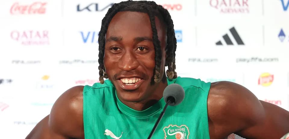 Jugador sonriente en conferencia de prensa