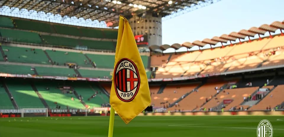 Esquina del estadio con bandera del AC Milan