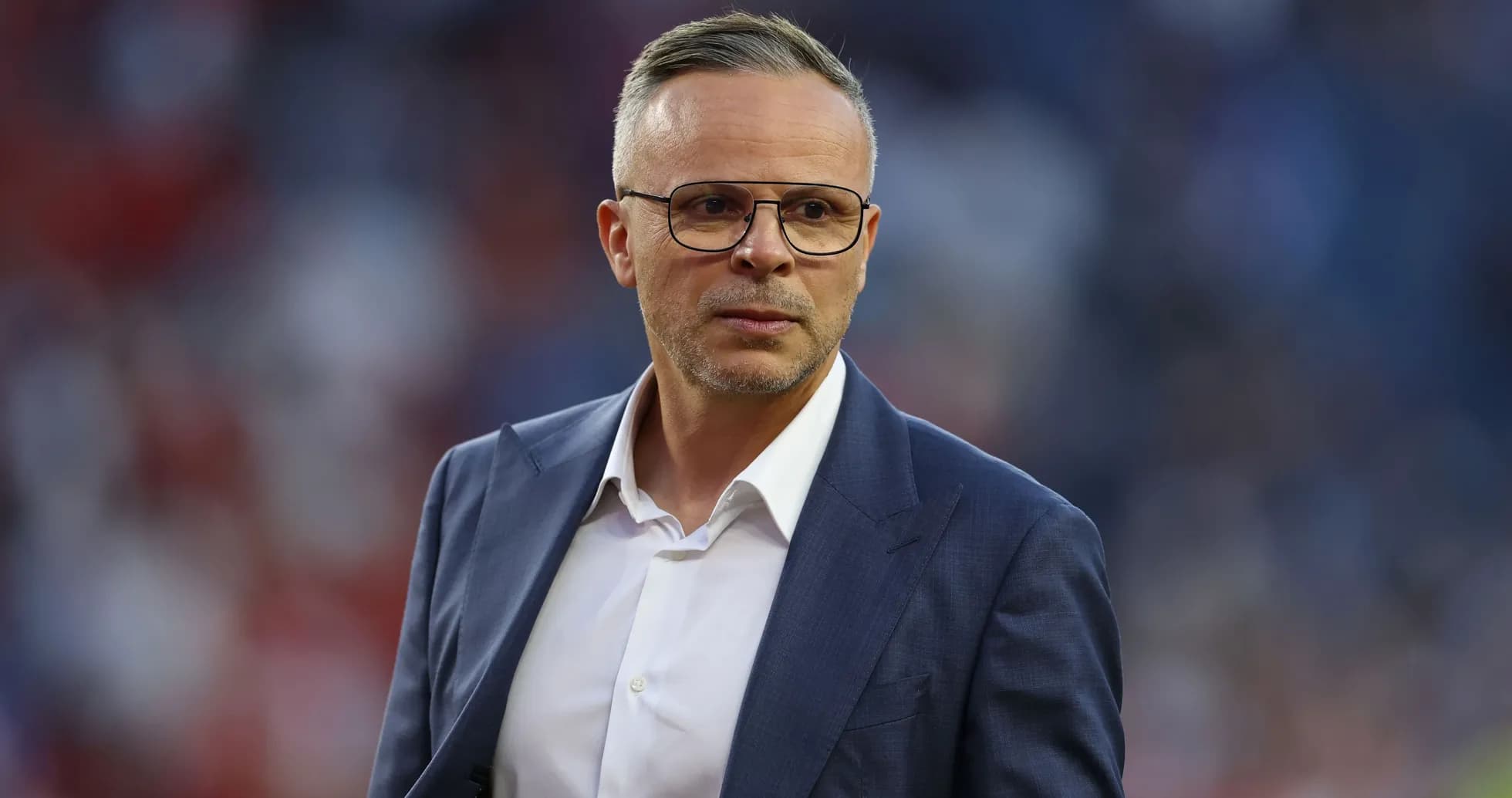 Entrenador en el campo durante un partido de fútbol
