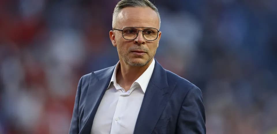 Entrenador en el campo durante un partido de fútbol