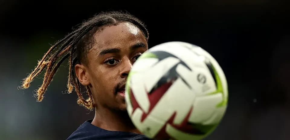 Jugador controlando el balón durante entrenamiento