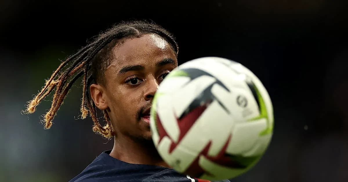 Jugador controlando el balón durante entrenamiento