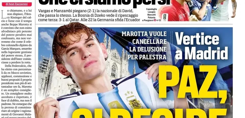 Jugador argentino con camiseta de la selección en fondo urbano