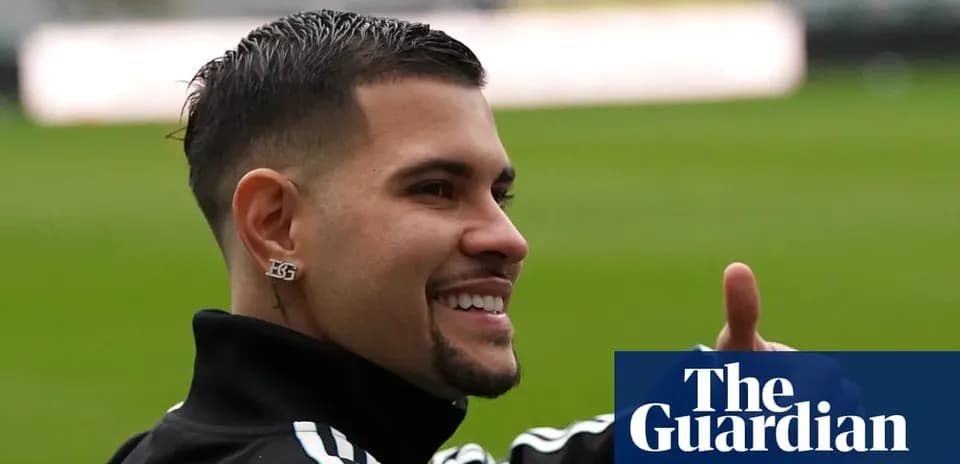 Jugador sonriendo y levantando el pulgar en el campo