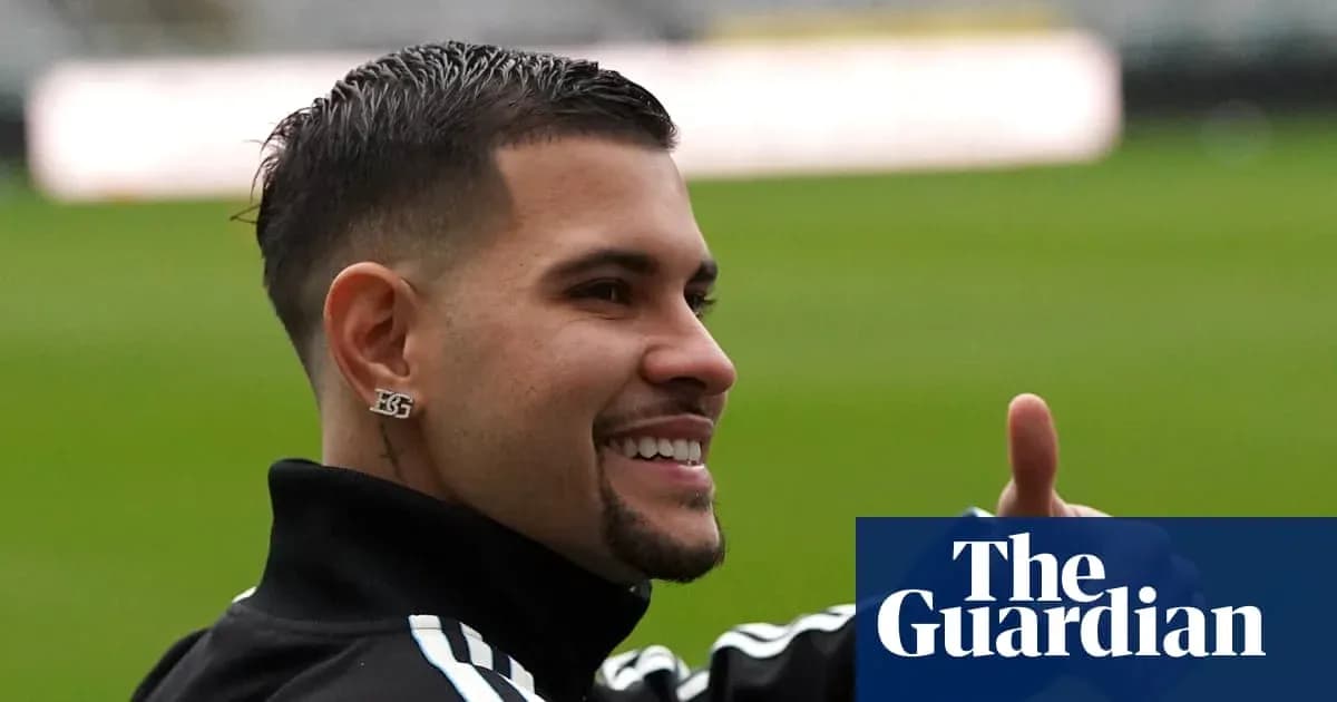 Jugador sonriendo y levantando el pulgar en el campo