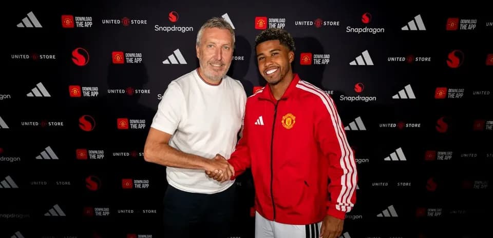 Jugador de Manchester United firmando contrato con representante