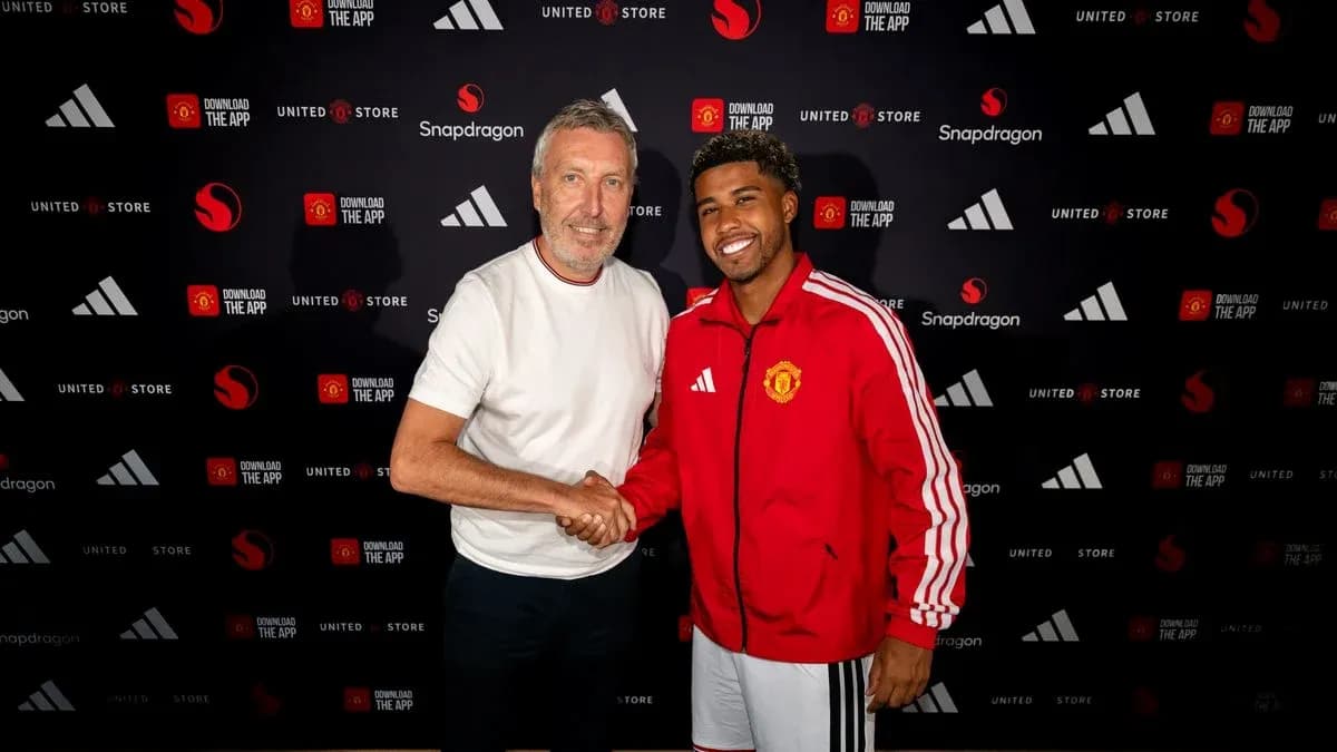 Jugador de Manchester United firmando contrato con representante