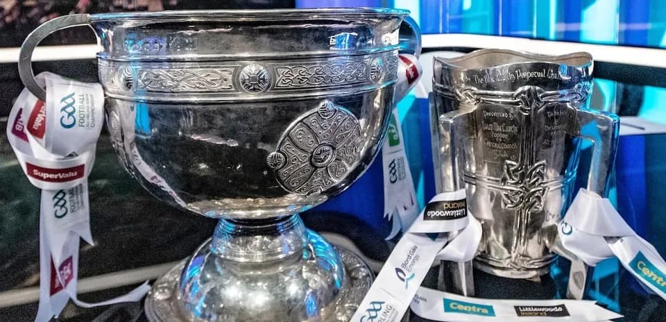 Trofeos de fútbol y hurling de GAA en exhibición