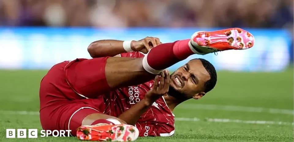 Jugador de Liverpool lesionado en el campo de juego