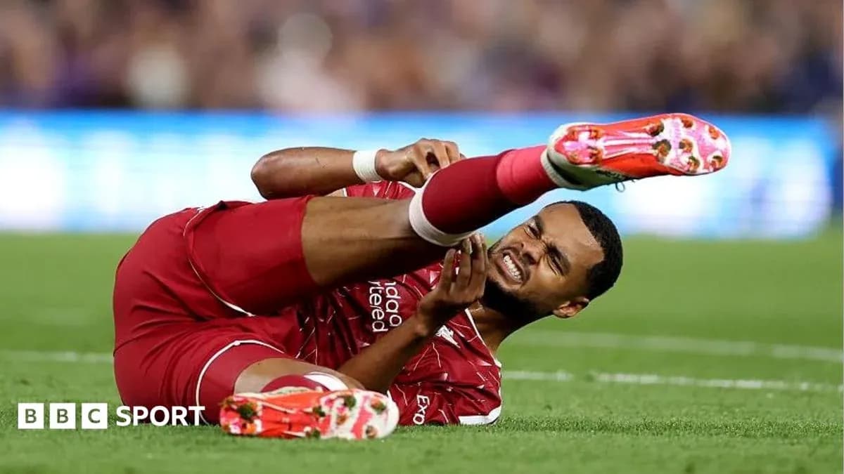 Jugador de Liverpool lesionado en el campo de juego