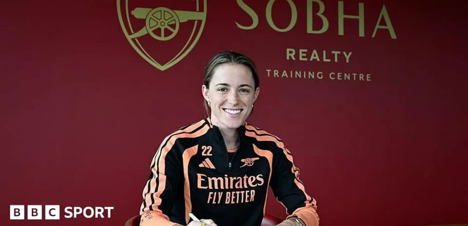 Jugadora firmando contrato en el centro de entrenamiento