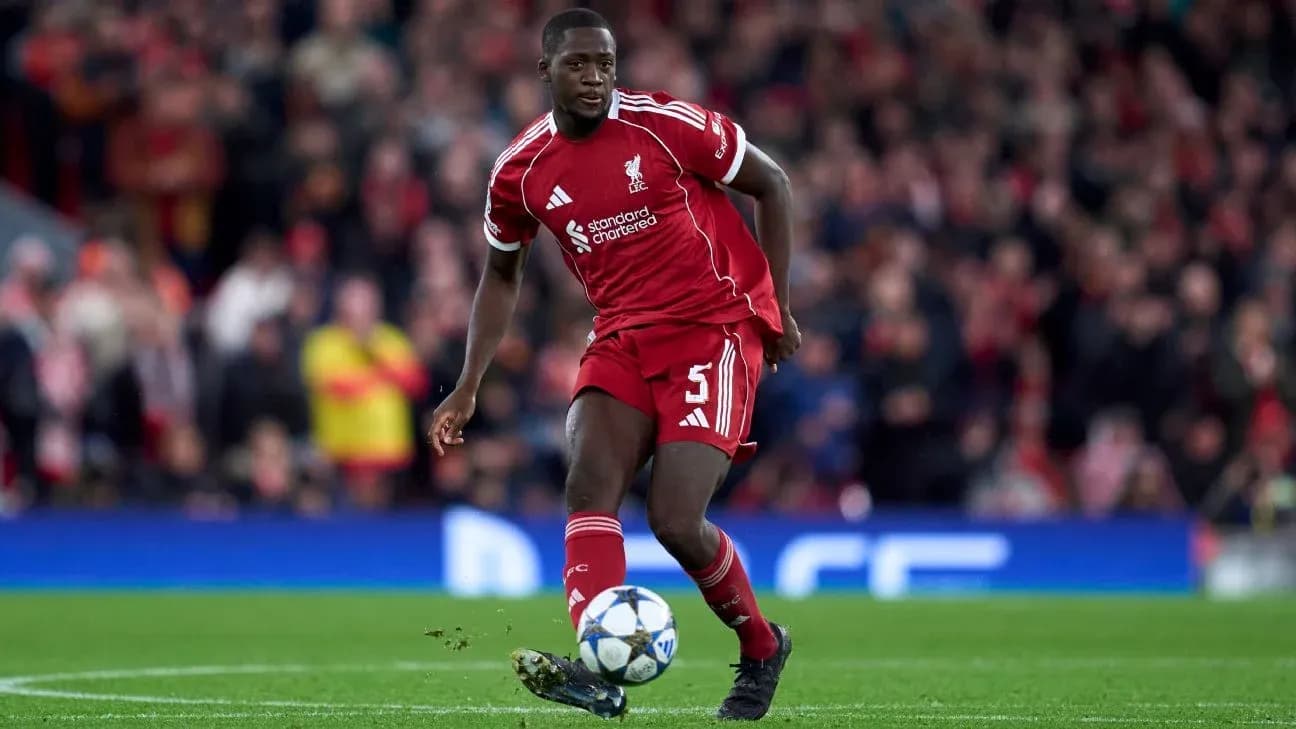 Jugador de Liverpool corriendo con el balón en el campo