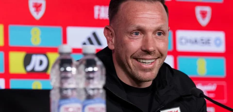 Entrenador sonriente en rueda de prensa