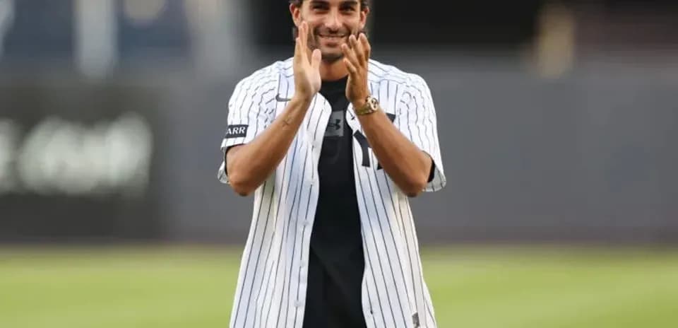 Persona aplaudiendo en el campo de béisbol